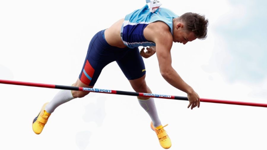 Athlétisme: Lavillenie abandonne la couronne à Collet