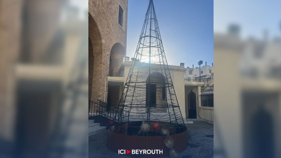 Un sapin de Noël brûlé à Tripoli, les élus s’indignent