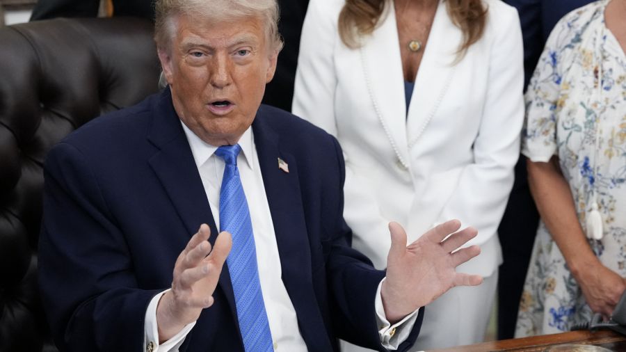 Trump menace de frapper «très fort» l'Iran, qui le met en garde contre un «bourbier sans fin»
