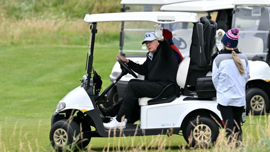 Trump conclut son séjour écossais en inaugurant un nouveau parcours de golf