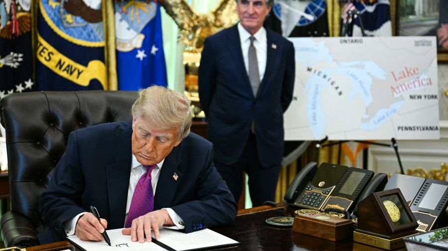 Trump signe un décret changeant le nom du «lac Ontario» en «lac d'Amérique»