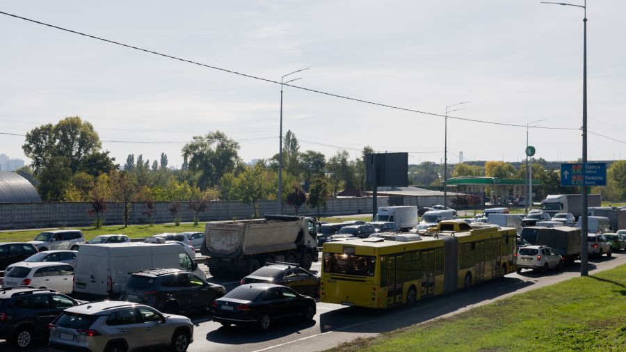 Ukraine: chaos routier à Kiev après la fermeture d'un pont touché par des frappes russes