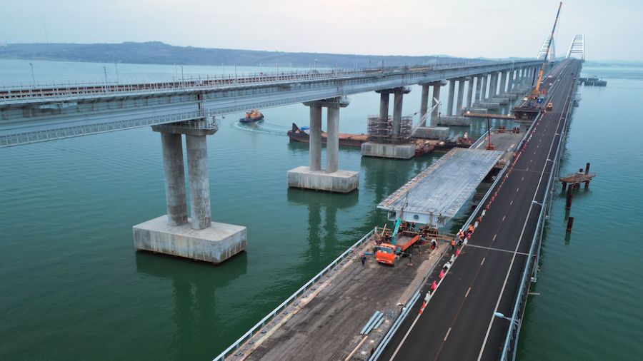 L'Ukraine attaque le pont stratégique de Crimée