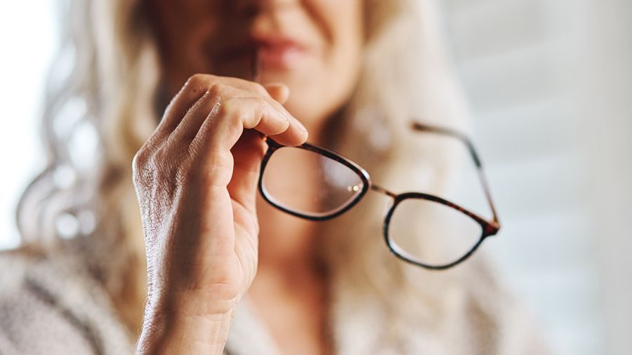 Une goutte promet de chasser les lunettes, finie la presbytie?