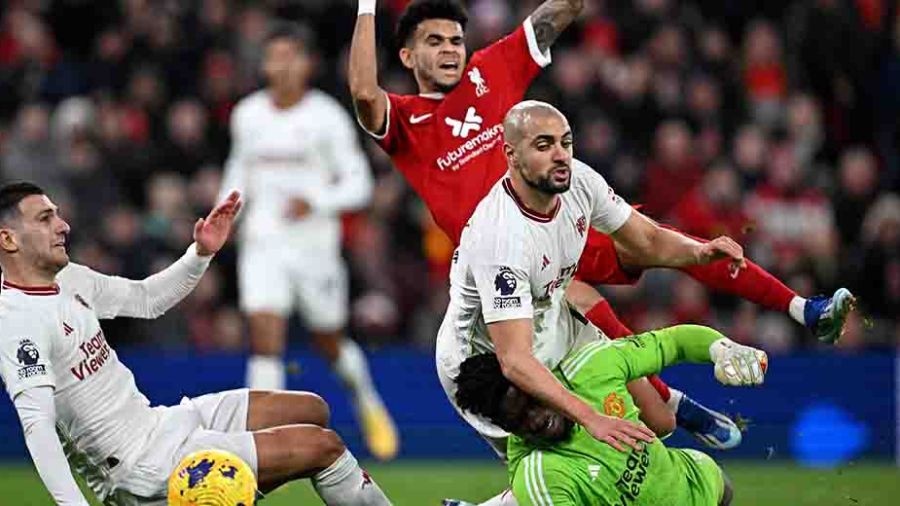 Angleterre: Liverpool, accroché par Manchester United, abandonne la première place
