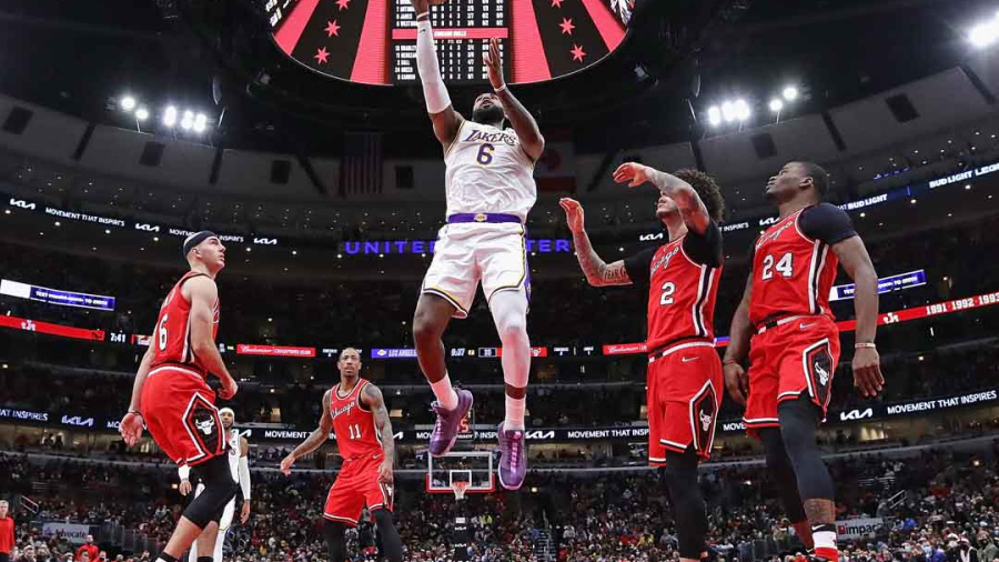 NBA: retour gagnant des Bulls face aux Lakers, la Ligue rattrapée par le Covid