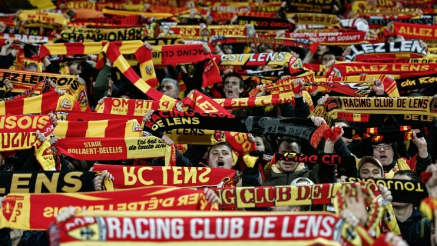 Lens domine Strasbourg et met le PSG