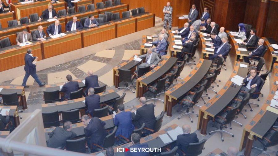 Parlement : Salaires des fonctionnaires et lobbying présidentiel
