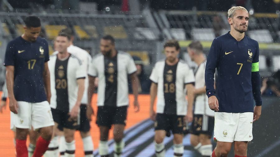 Foot: l'équipe de France sans plan B en attaque