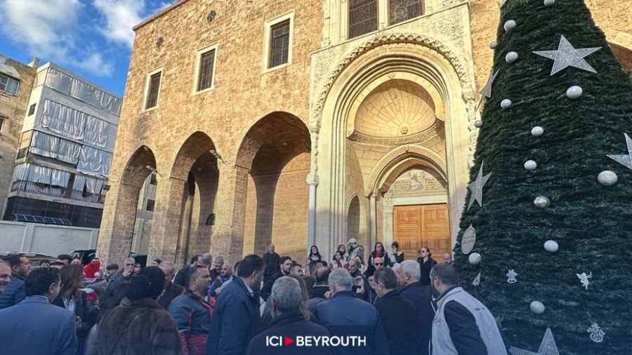 À Tripoli, un nouveau sapin de Noël installé devant l’église Saint-Georges