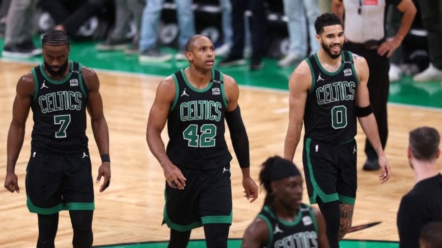 Finale NBA: Boston contient un Dallas maladroit et mène 2-0