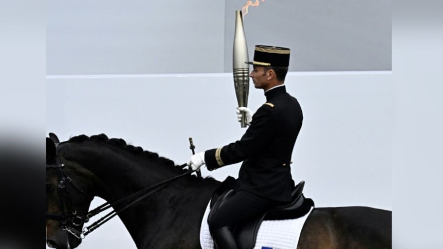 JO-2024: la flamme poursuit sa traversée de Paris, côtés chic et populaires