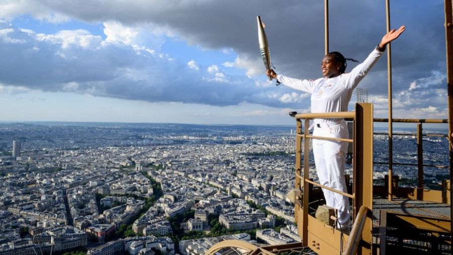 JO-2024: la flamme traverse Paris, en passant par le sommet de la tour Eiffel
