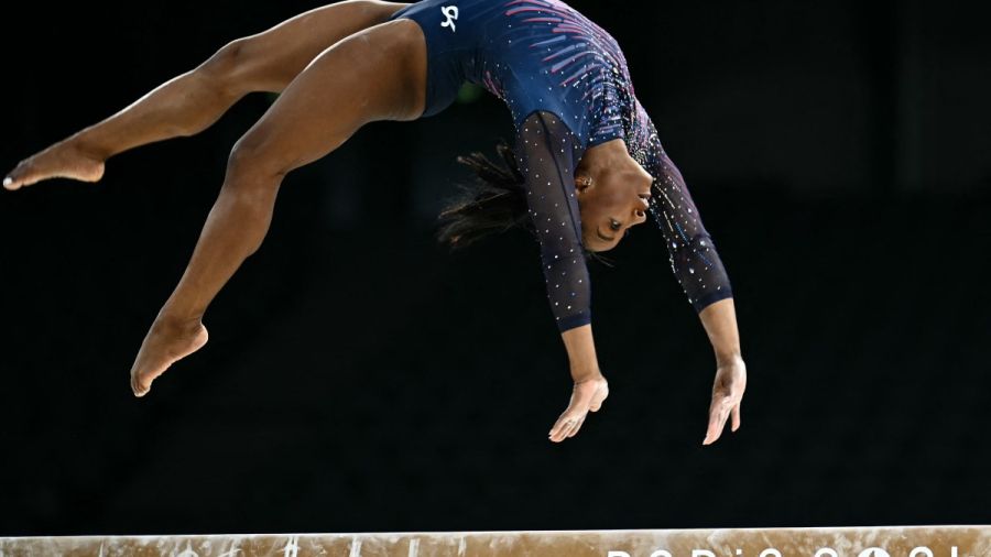 La gymnaste Simone Biles s'entraîne en toute détente et signe un saut spectacuaire