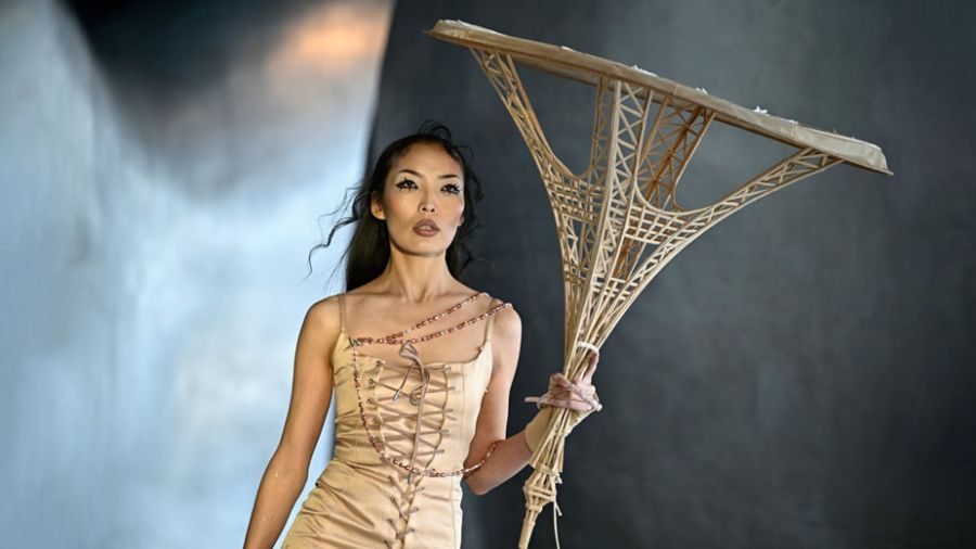 Stars et jeunes talents illuminent la Fashion Week de Paris