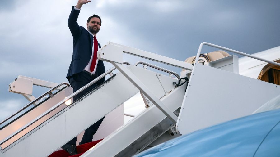 Le vice-président américain JD Vance est arrivé en Hongrie avant les législatives de dimanche