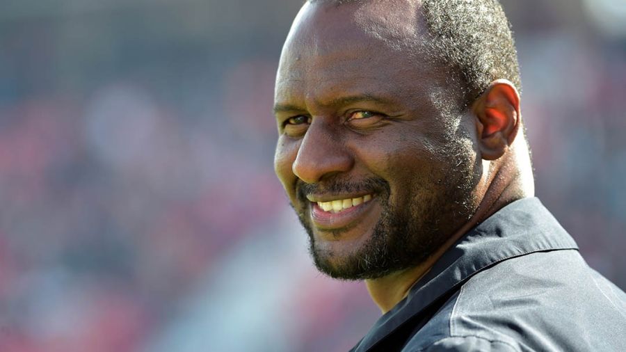 Pris à partie, Vieira envoie au sol un supporter