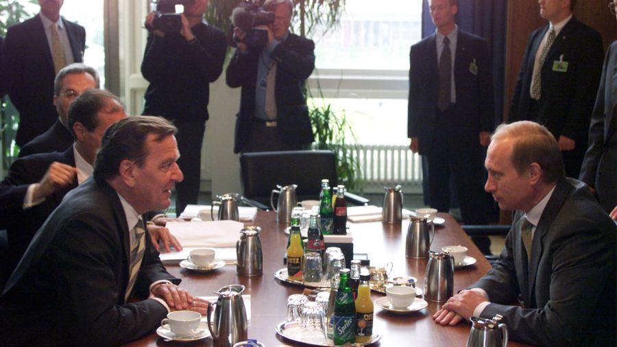 Ukraine: Poutine veut l'ex-chancelier Schröder comme médiateur, Berlin sceptique