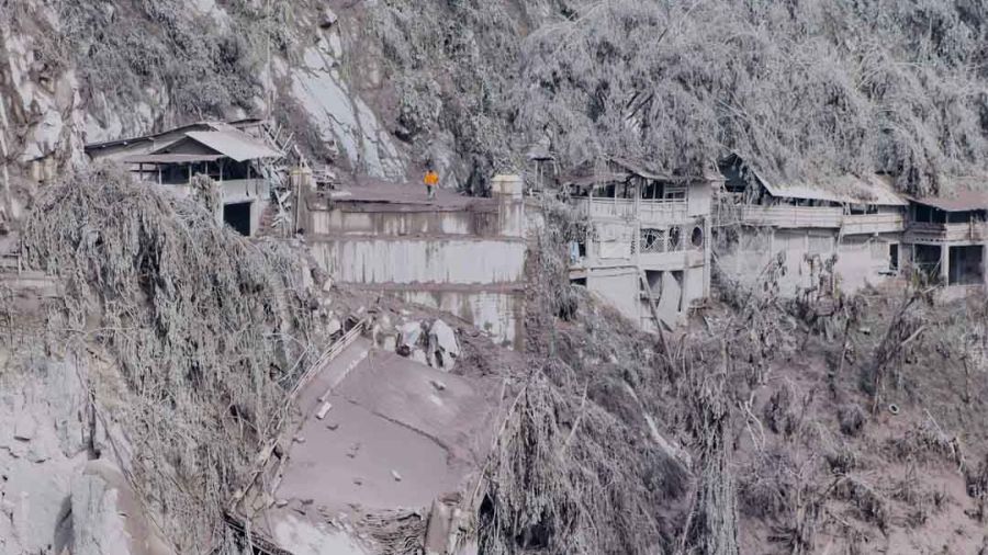 Dans l'ombre du volcan indonésien Semeru, boue, cendre et désolation