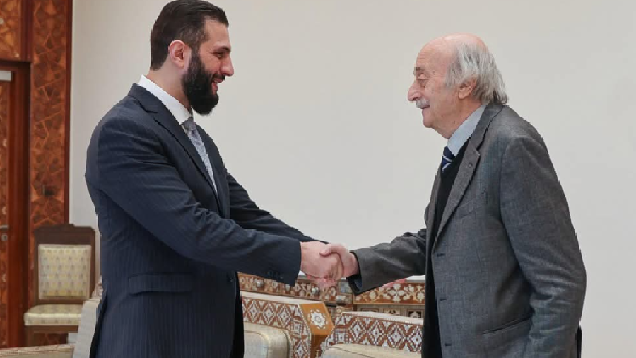 Joumblatt condamne les frappes israéliennes en Syrie et appelle au soutien du processus politique