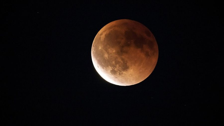 La Lune de sang autour du globe