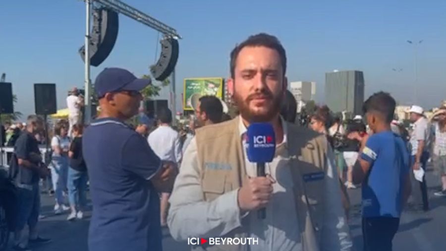 4 Août: Les manifestants se réunissent en face de la statue de l'Émigré