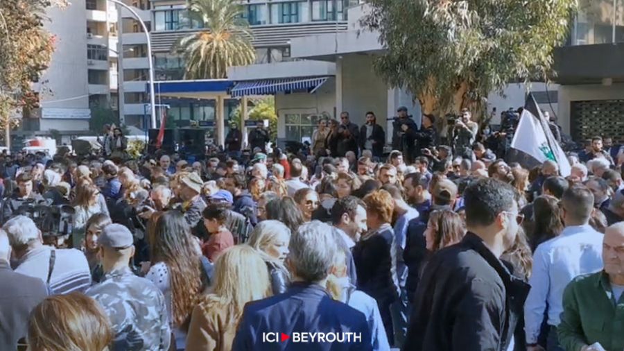 4 août: Colère des familles des victimes devant le Palais de Justice