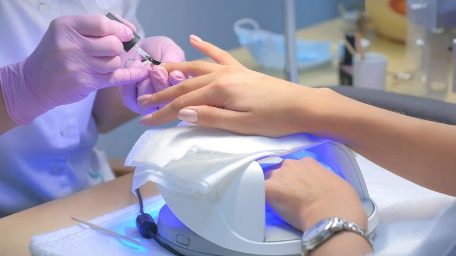 La manucure semi-permanente en péril: le TPO classé cancérigène