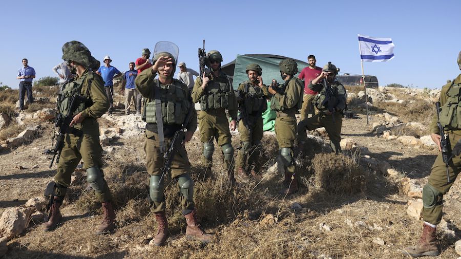 L'armée et les colons israéliens abattent deux palestiniens