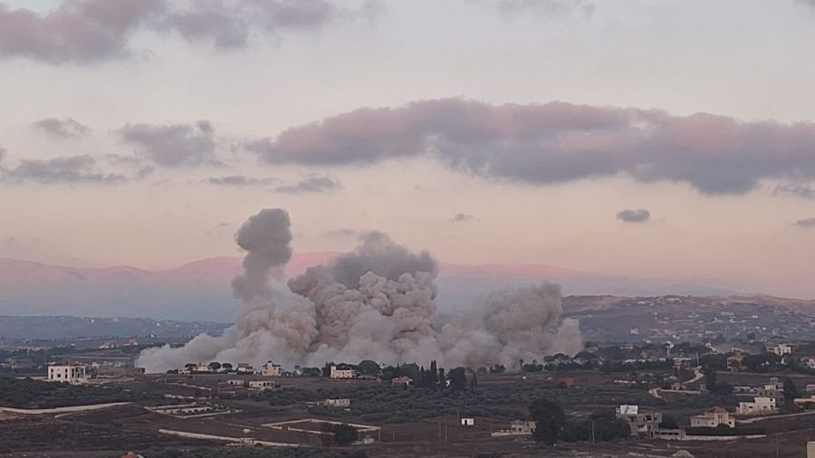 Les frappes israéliennes s’intensifient au Sud, une frappe vise la Békaa-Ouest