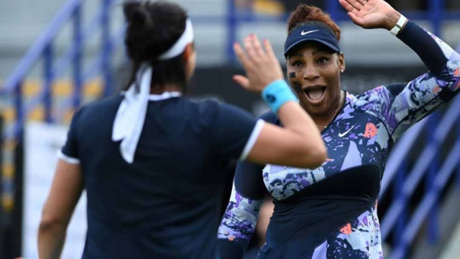 Eastbourne: Serena Williams rejoue et gagne, en double