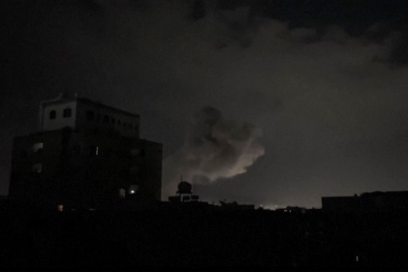 Cette image tirée des images d'AFPTV montre des panaches de fumée s'élevant après un bombardement sur la capitale contrôlée par les Houthis, Sanaa, le 15 mars 2025. Des frappes ont touché la capitale yéménite, Sanaa, contrôlée par les Houthis, le 15 mars, a rapporté la chaîne Al-Masirah des rebelles, après l'annonce d'une action militaire par le président américain Donald Trump. 