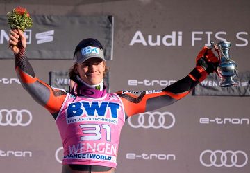 Braathen, célébrant sa victoire en Slalom à Wengen