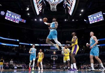 L’envol de Miles Bridges (Charlotte) pour un dunk explosif; les Hornets se sont imposés face aux Lakers (117-114). Jared C. Tilton/AFP