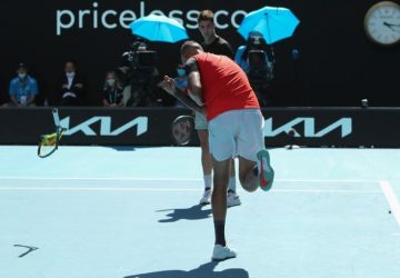 Nick Kyrgios, en double avec Thanasi Kokkinakis, casse sa raquête en demi-finale de l'Open d'Australie, jeudi, à Melbourne. Brandon Malone/AFP