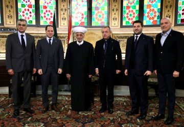Le mufti Deriane, entouré hier de la délégation Kataëb présidée par Samy Gemayel. (photo ANI).
