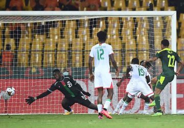 Le défenseur du Sénégal Abdou Diallo (à droite) marque le premier but de son équipe face au Burkina Faso en demi-finale de la CAN, mercredi à Yaoundé. Charly Triballeau/AFP