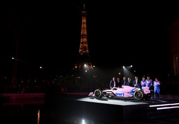 F1: Alpine dévoile sa monoplace bleue et rose