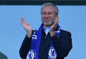 Le Russe Roman Abramovitch, propriétaire de Chelsea depuis 2003, a annoncé avoir confié la gestion du club aux administrateurs de sa fondation caritative, selon un communiqué publié samedi. Ben Stansall/AFP/Archives