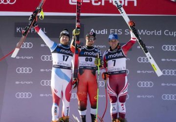 Le Suisse Niels Hintermann, le Canadien Cameron Alexander (tous deux premiers) et l'Autrichien Matthias Mayer, troisième, célèbrent sur le podium de la descente de la Coupe du monde à Kvitfjell, vendredi. Erik Johansen/AFP