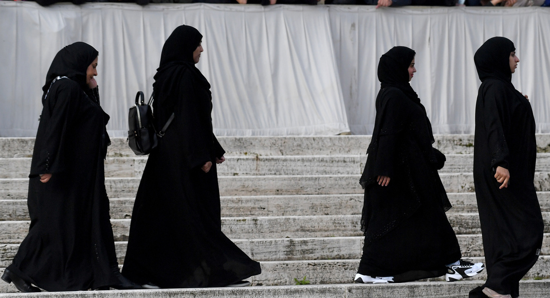 Interdiction des abayas à l'école en France - Ici Beyrouth
