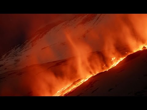 Italie: la lave du mont Etna envahit les pentes lors d'une éruption spectaculaire