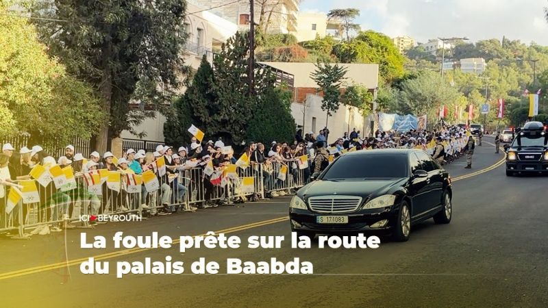 La foule prête sur la route du palais de Baabda