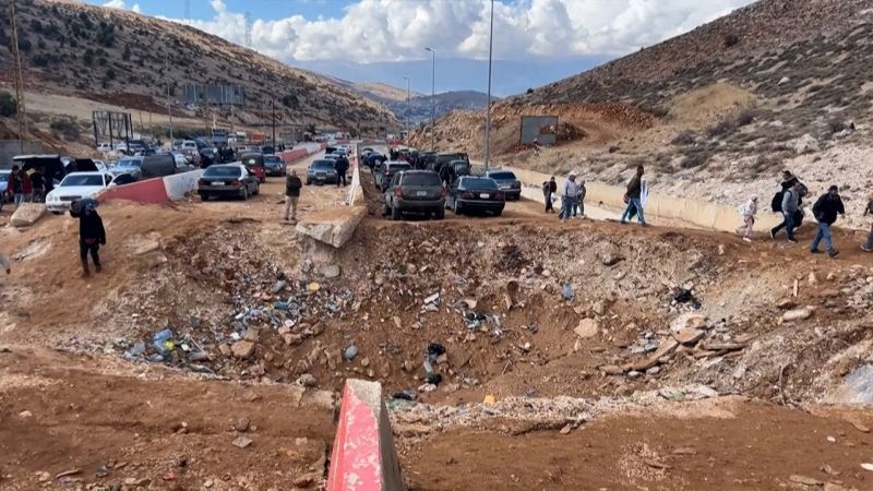 Taxis bloqués entre des cratères d'obus à la frontière libano-syrienne 