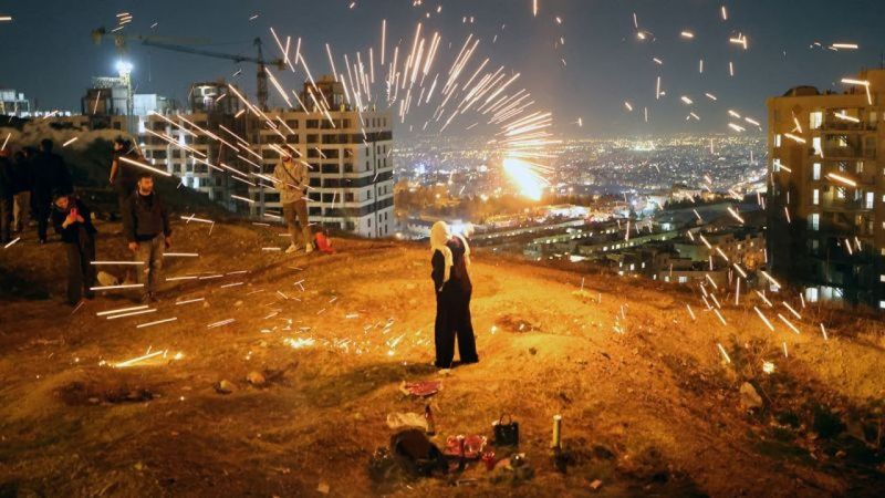 Les Iraniens célèbrent Chaharshanbeh Soori, en accueillant le printemps par le feu et la tradition