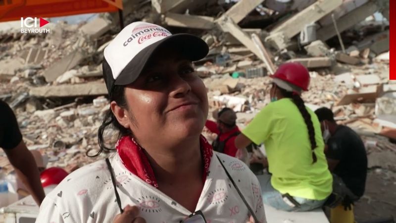 Venezuela: un jeune garçon sauvé des décombres, quête d'autres survivants «à la seule force des bras»